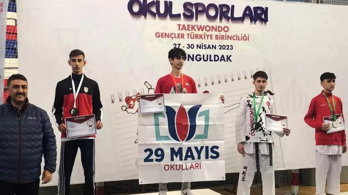 Öğrencimiz Muhammet Enes TEKKOL  Taekwondo' da Türkiye 3.sü olmuştur.